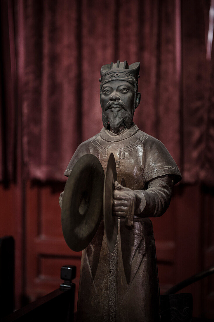 kaiserliche Bronze Figur im Trommelturm (Drum Tower), Peking, China, Asien