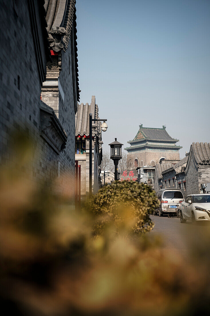 am Houhai See mit Blick zum Glockenturm (Bell Tower), Peking, China, Asien