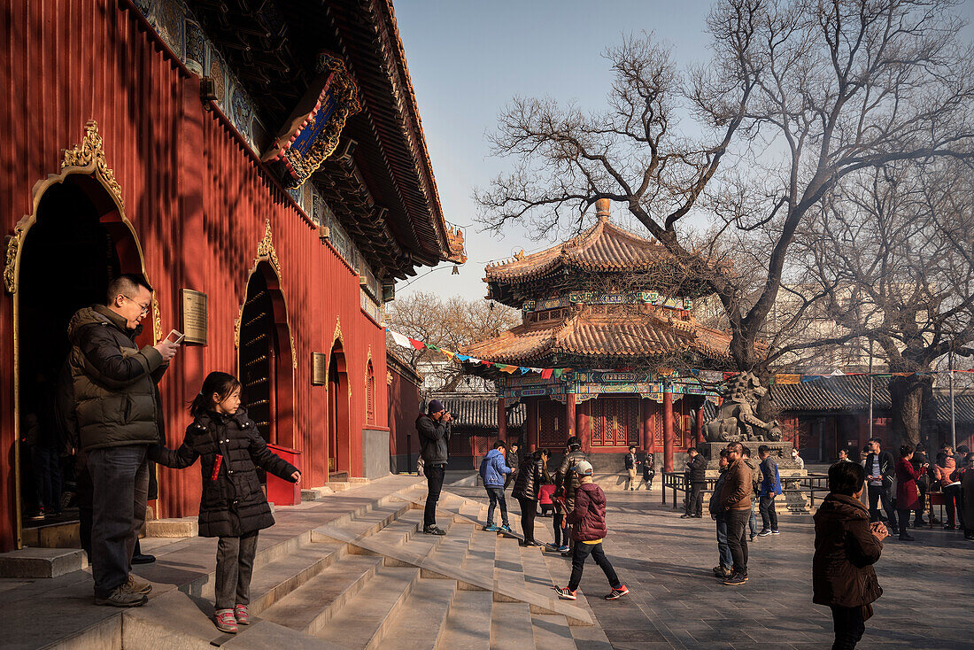 Beuscher am Yonghe Tempel (auch bekannt als Lamatempel), Peking, China, Asien