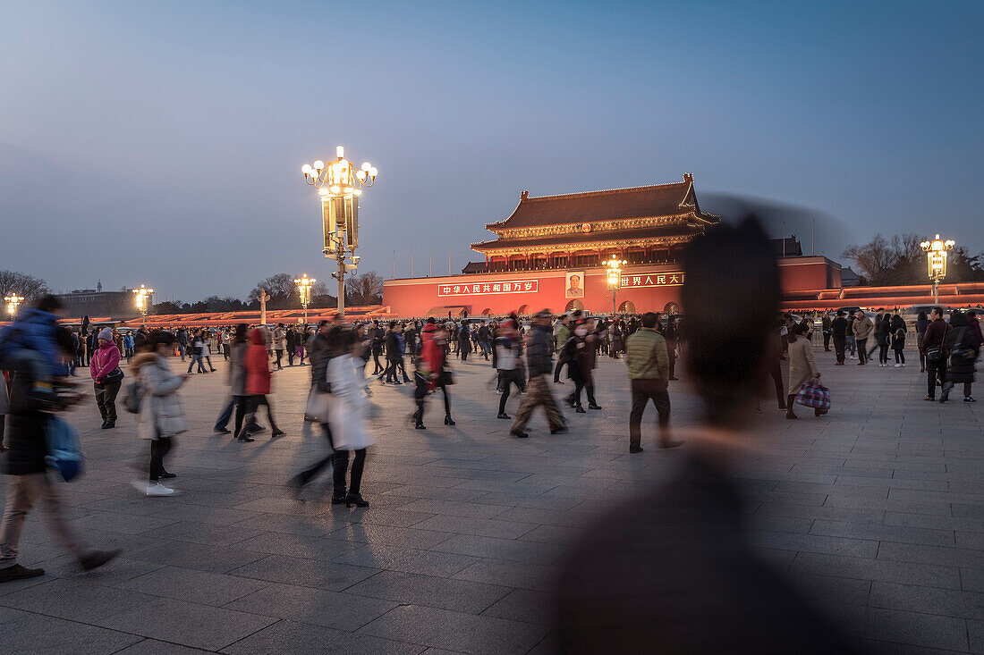 Menschen müssen nach der Flaggen Zeremonie und Wachablösung den Platz des Himmlischen Friedens verlassen, Mao Porträt und Tianamen Gate im Hintergrund, Peking, China, Asien
