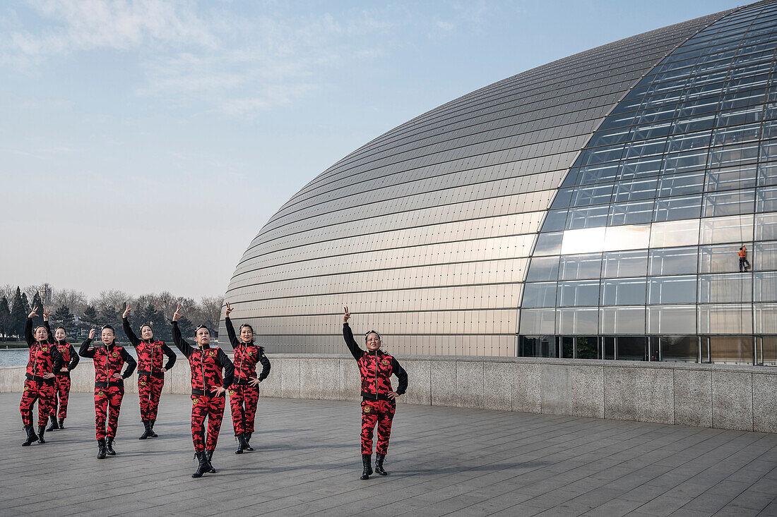verkleidete Tanzgruppe probt vor dem chinesischen Nationalen Zentrum für Darstellende Künste, Chinesisches Nationaltheater, Peking, China, Asien, Architekt Paul Andreu