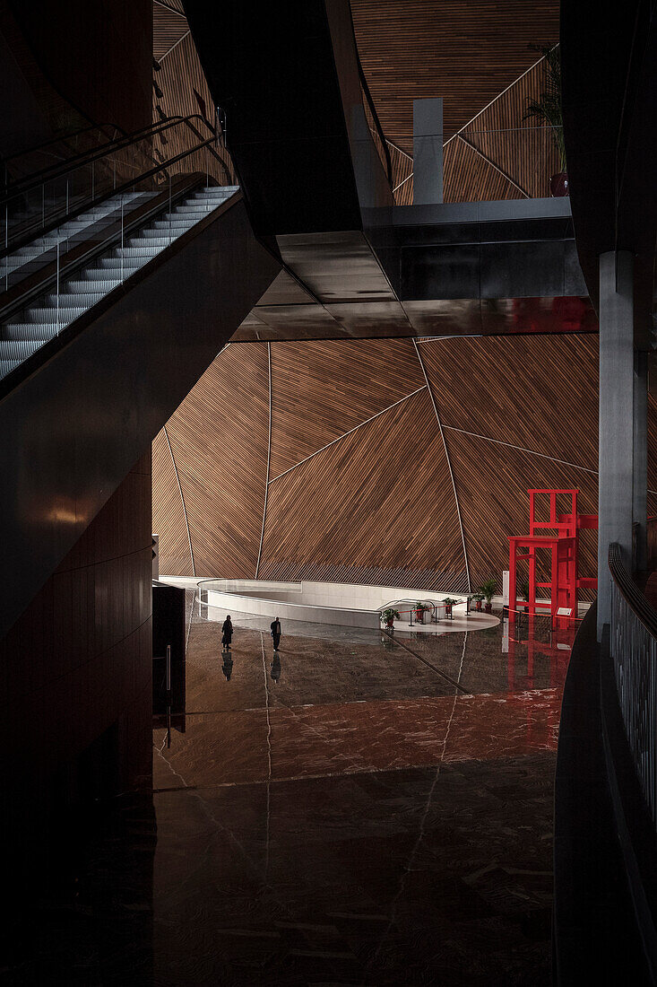 Rolltreppen und großer Roter Stuhl im Inneren, das chinesische Nationale Zentrum für Darstellende Künste, Chinesisches Nationaltheater, Peking, China, Asien, Architekt Paul Andreu
