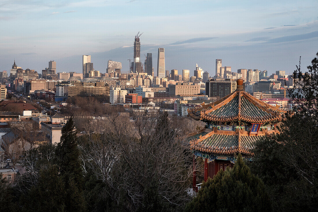 Blick vom Jingshan Park auf moderne Hochhäuser von Peking, traditionalle Tempel Architektur im Vordergrund, China, Asien