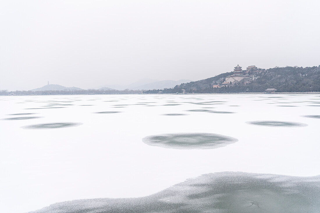 Neuer Sommerpalast in Peking im Winter, zugefrorener Kunming See, China, Asien, UNESCO Welterbe