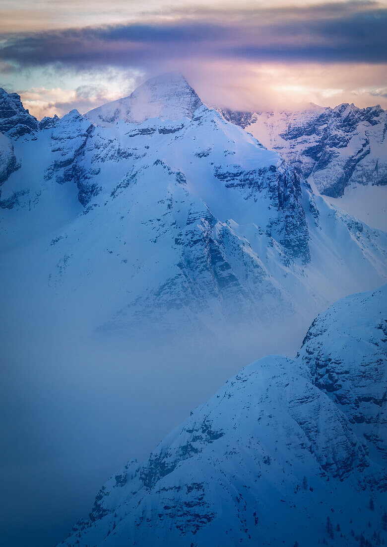Farbintensiver Sonnenuntergang mit Nebelstimmung an markantem Berg, Wolkenmeer, Stubaier Alpen, Tirol, Österreich