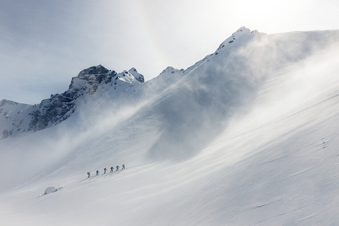 Gruppe von Skitourengeher in unberührtem Hang beim Aufstieg, Stubaier Alpen, TIrol, Österreich