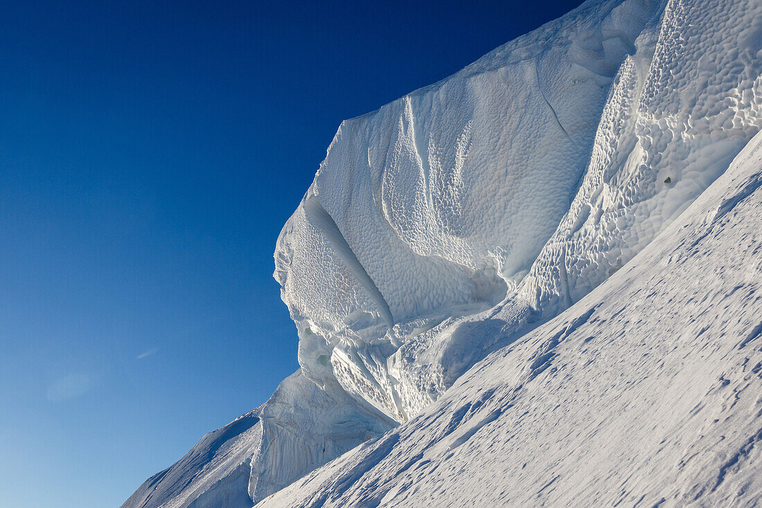 Große Schneewechte vor blauem Himmmel, Chamonix, Haute-Savoie, Frenkreich