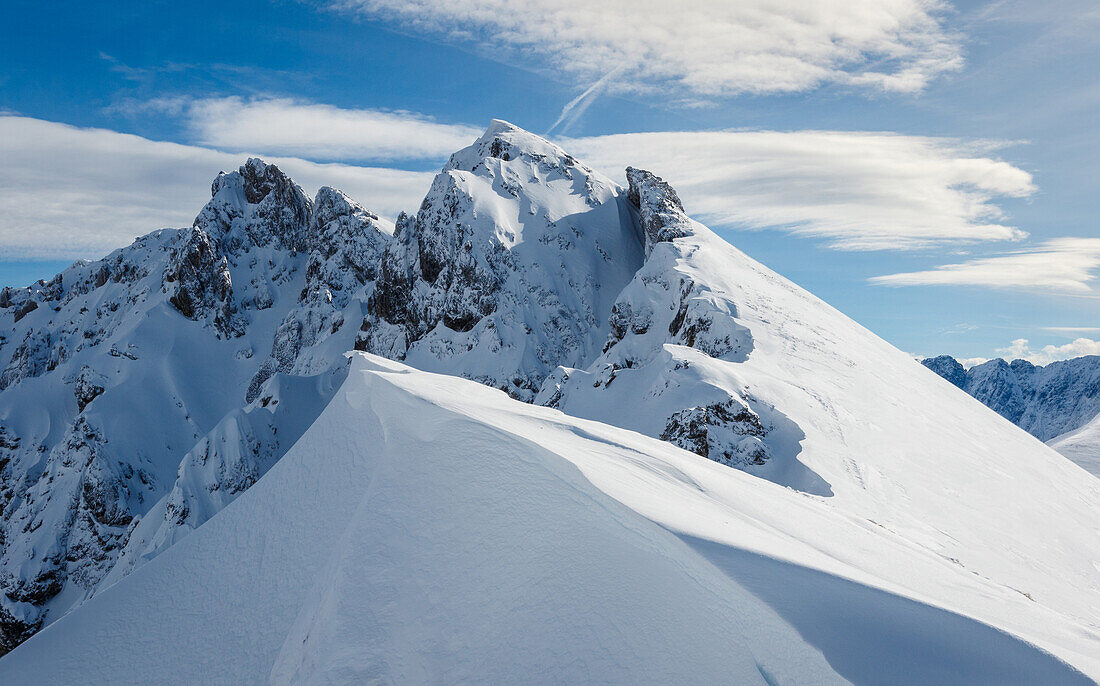 Tief verschneite Gipfel in den Lechtaler Alpen, Tirol, Österreich