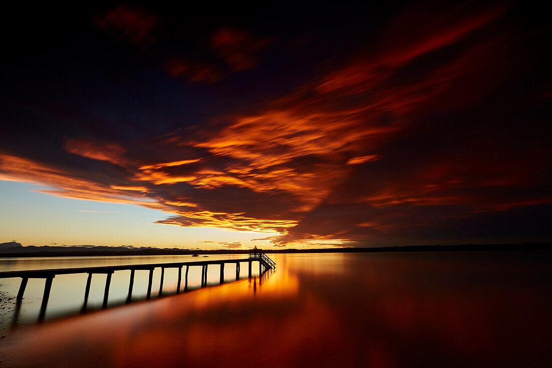 Steg am See bei Fön im Abendlicht, Ambach, Starnberger See , Oberbayern, Bayern, Deutschland