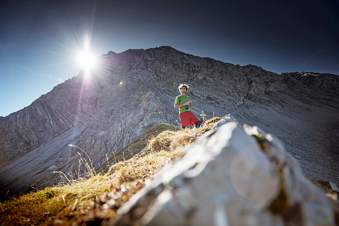 Ein Bergwanderer, Pause auf dem Weg zum Gipfel des Daniel , Daniel, Ammergauer Alpen, Tirol, Österreich