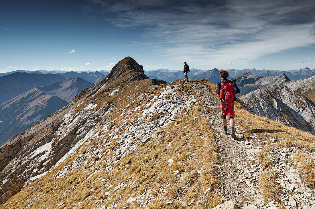 Zwei Bergwanderer auf dem Weg zum Gipfel der Upsspitze, Daniel, Ammergauer Alpen, Tirol, Österreich