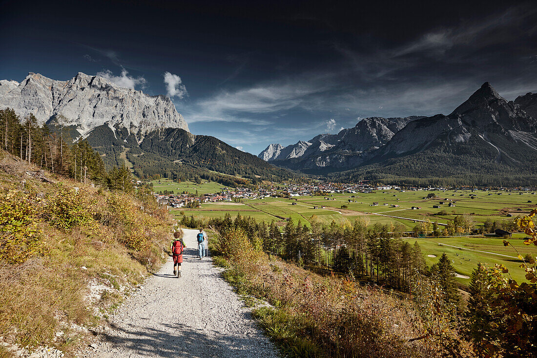 Zwei Bergwanderer auf dem Weg nach Ehrwald , Zugspitze, Sonnenspitze, Tirol, Österreich