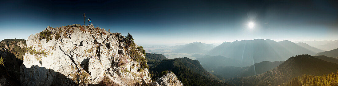 Bergsteiger auf den Gipfel des Ettaler Manndls, Ettal, Ammergau, Ammergauer Alpen, Oberbayer, Bayern, Deutschland