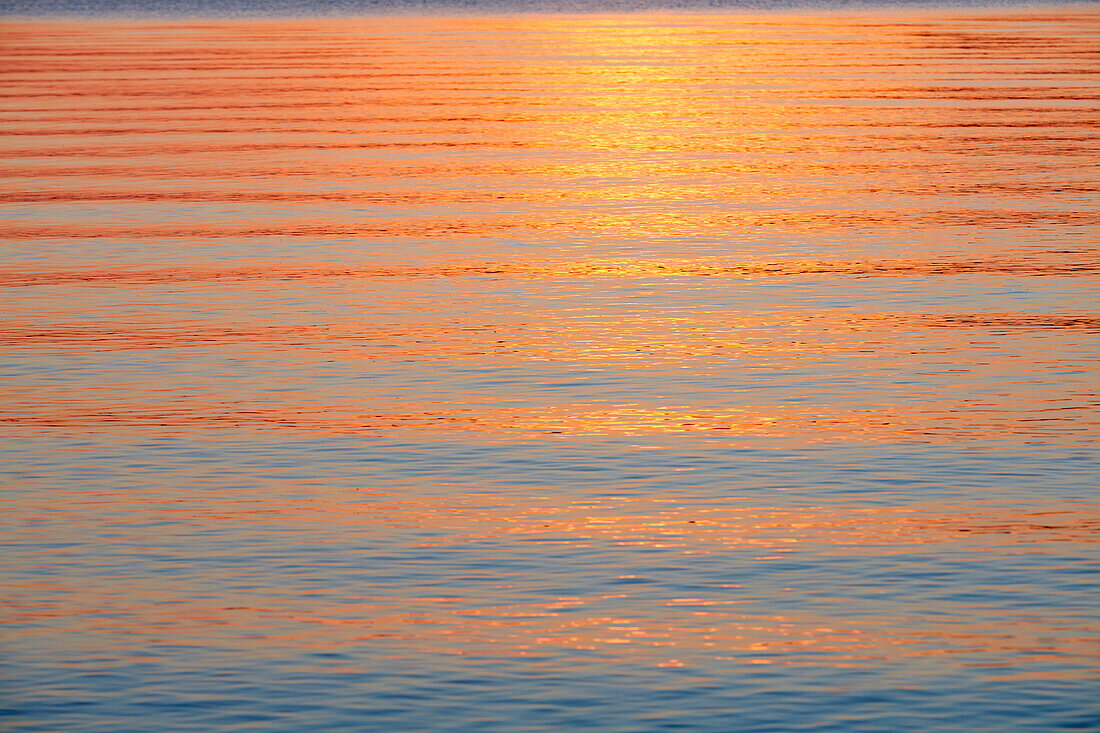 Wasseroberflache, Spiegelung Abendhimmel, Ambach, Starnberger See , Oberbayern, Bayern, Deutschland