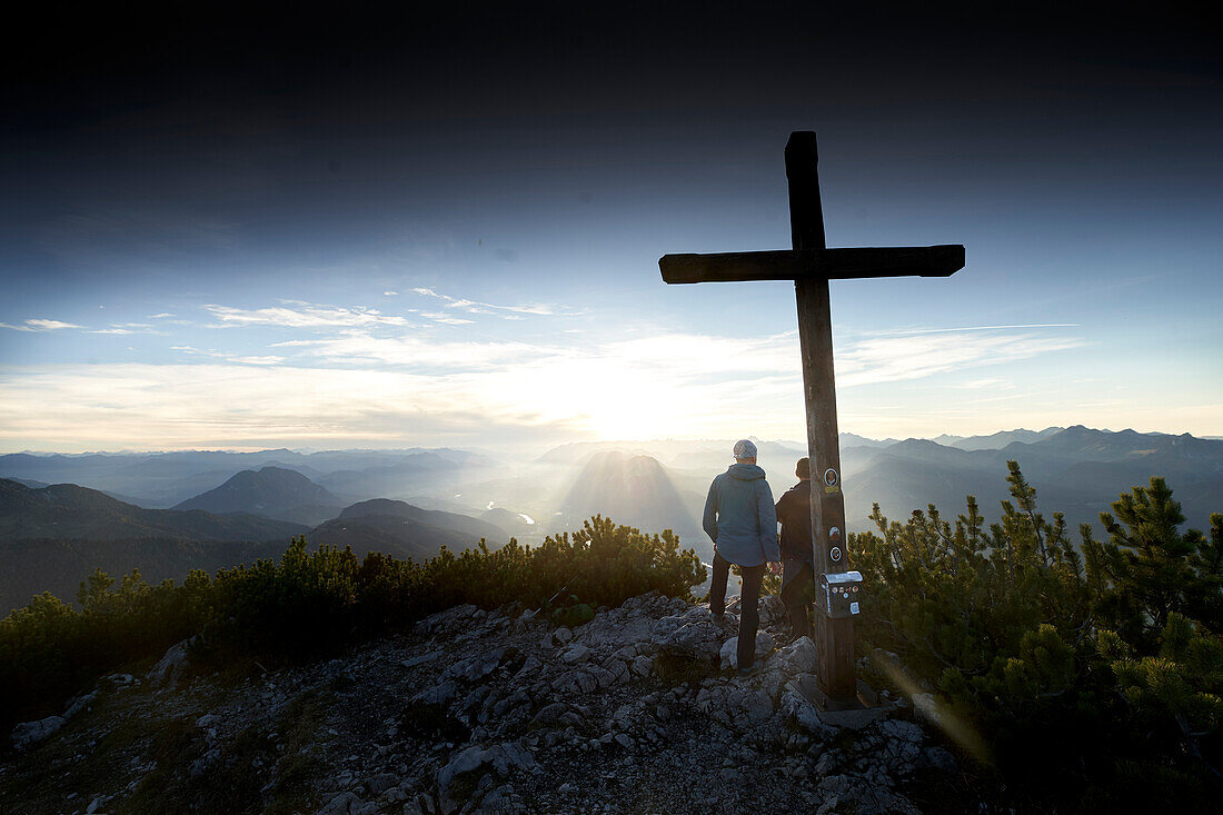 2 Männer am Gipfelkreuz auf dem Gipfel des Petersköpfl, Inntal im Hintergrund , Vorderkaiserfelden, Zahmer Kaiser, Kaisergebirge, Tirol, Österreich