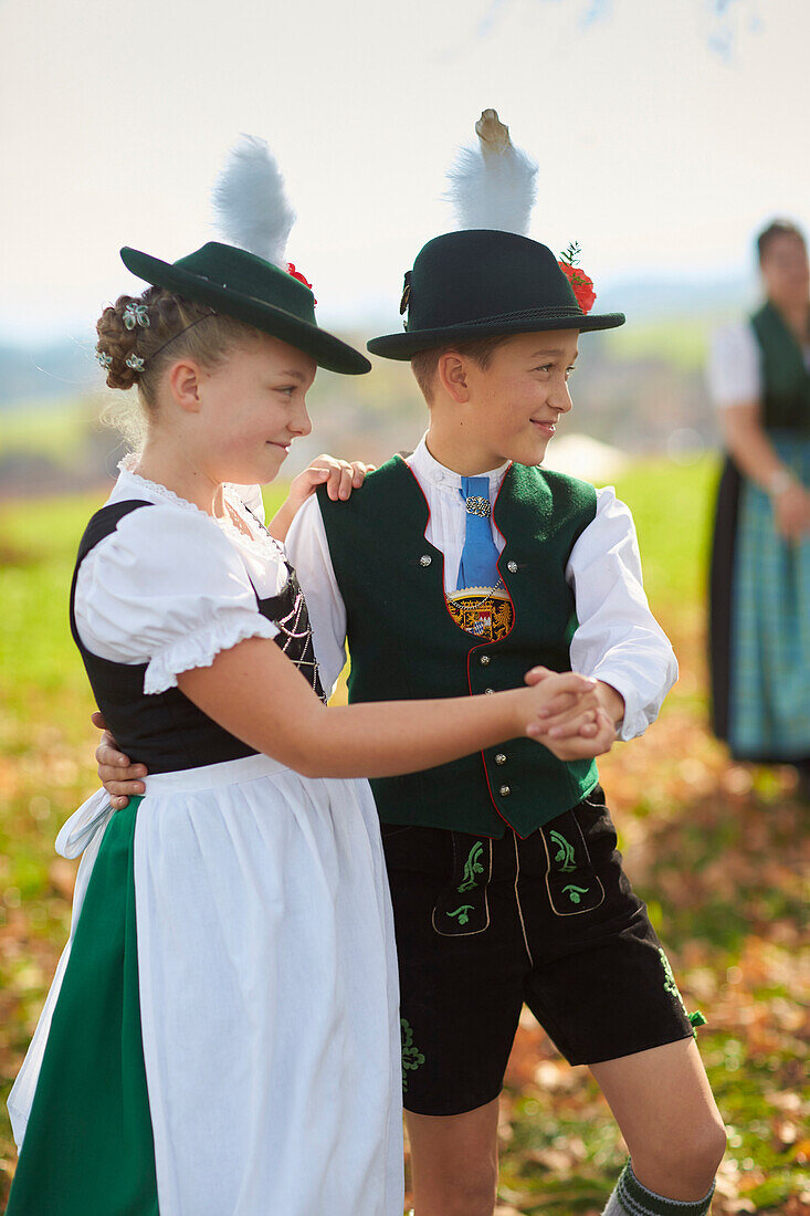 Tanzende Kinder, Trachtenverein Seeröserl Ammerland Münsing , Ammerland Münsing, Bayern, Deutschland