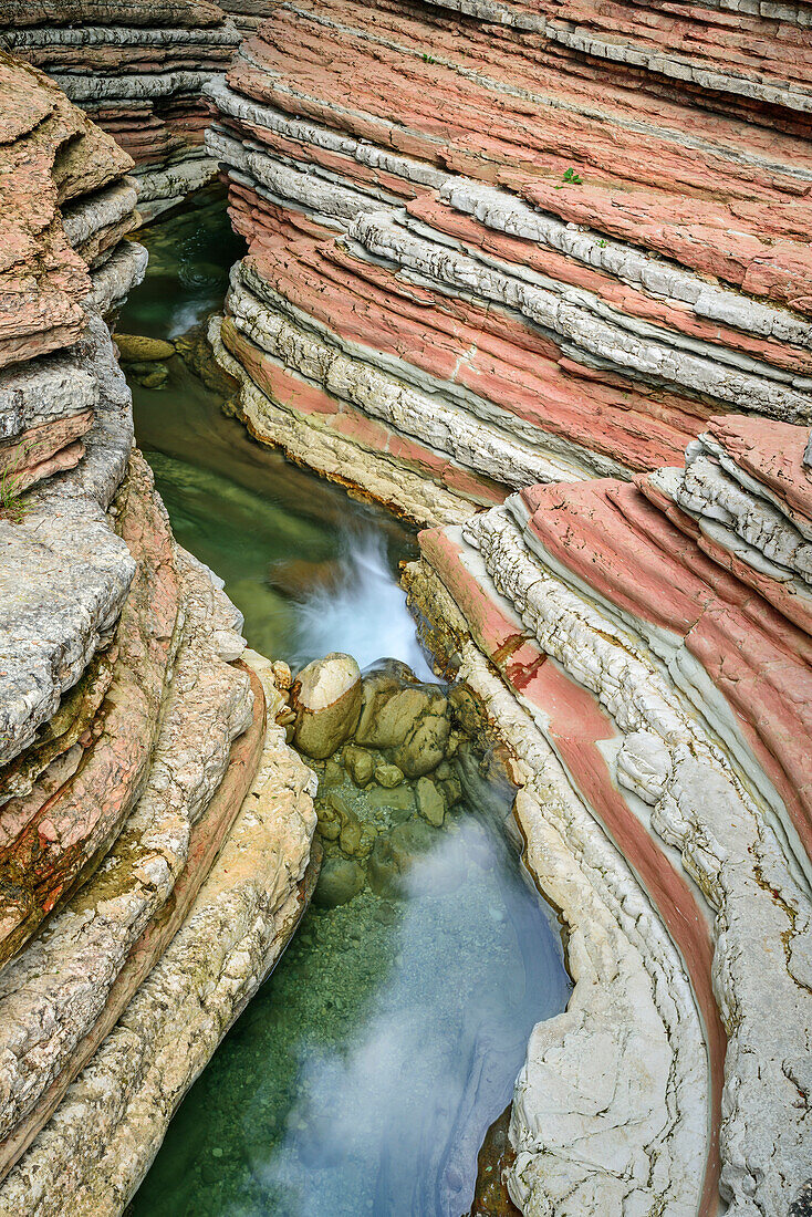 Bach fließt durch rot gebänderten Canyon, Brent de l'Art, Venetien, Venezien, Italien