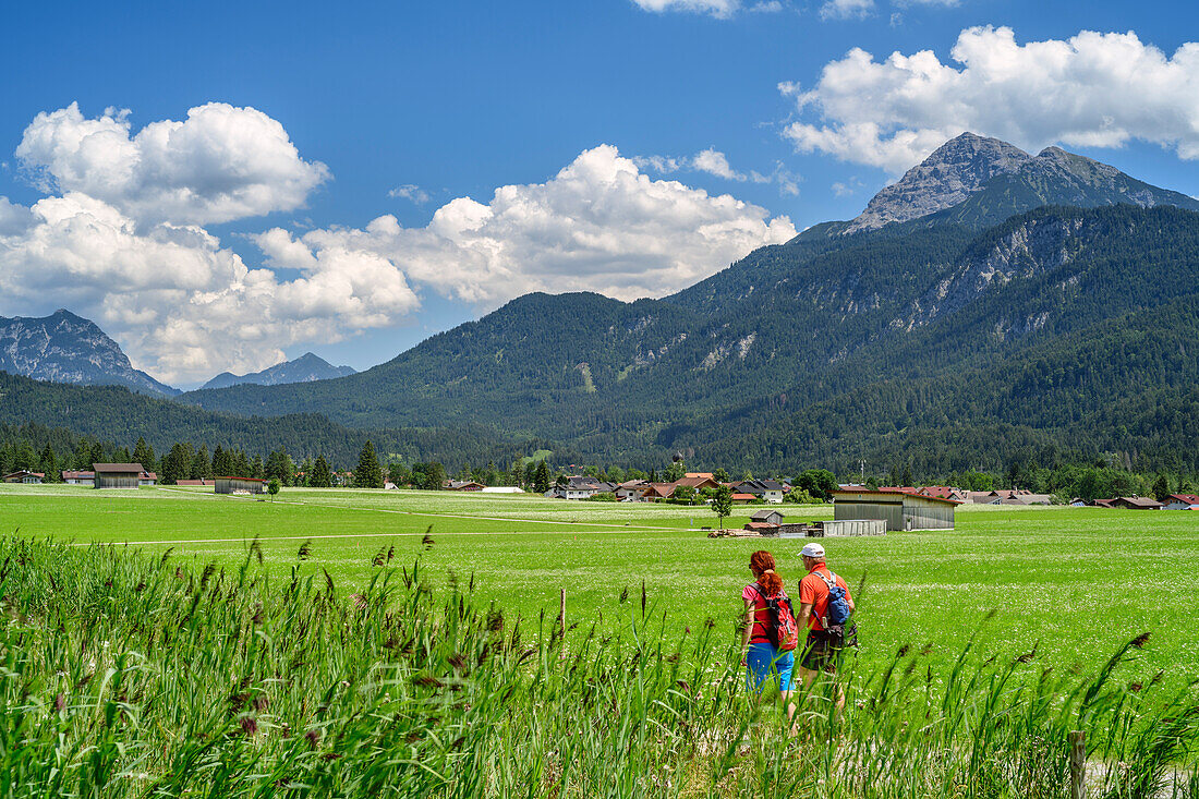 Mann und Frau wandern auf Lechweg, Lechtaler Alpen im Hintergrund, Weißenbach, Lechweg, Lechtal, Tirol, Österreich