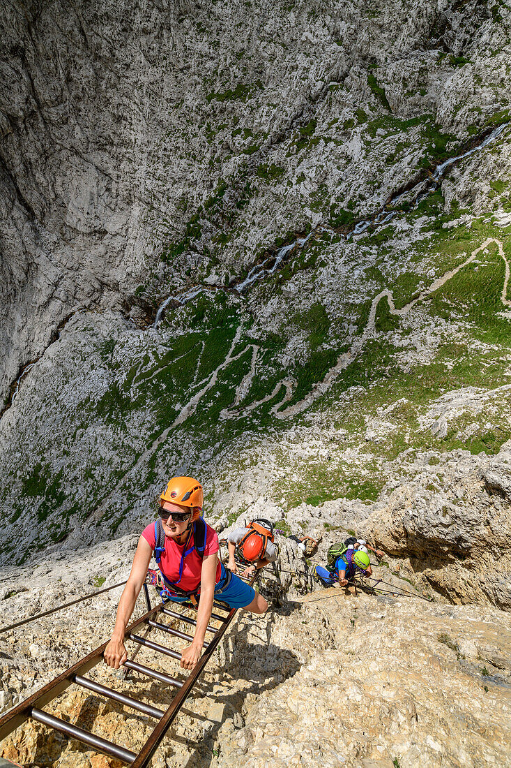 Frau begeht Pisciadu-Klettersteig, Pisciadu-Klettersteig, Sella, Dolomiten, UNESCO Welterbe Dolomiten, Südtirol, Italien