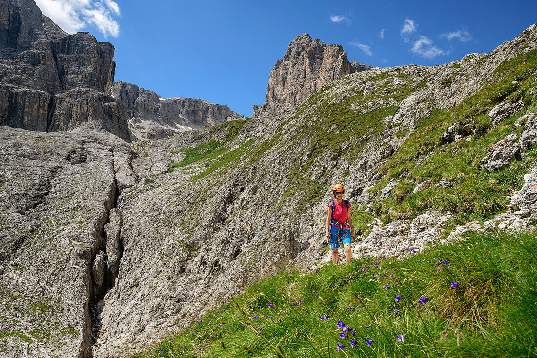 Frau steigt vom Pisciadu-Klettersteig aus, Pisciadu-Klettersteig, Sella, Dolomiten, UNESCO Welterbe Dolomiten, Südtirol, Italien