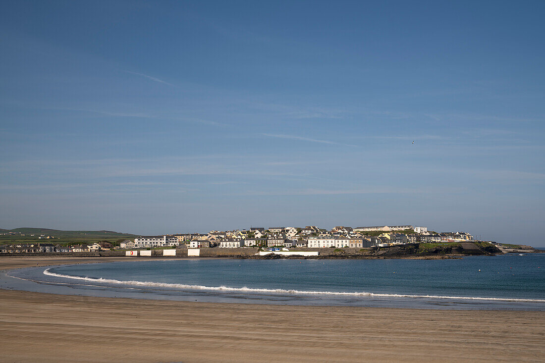 Stadtstrand: Kilkee hat eine perfekt runde Bucht mit weißem Sand, Kilkee, County Clare, Irland, Europa