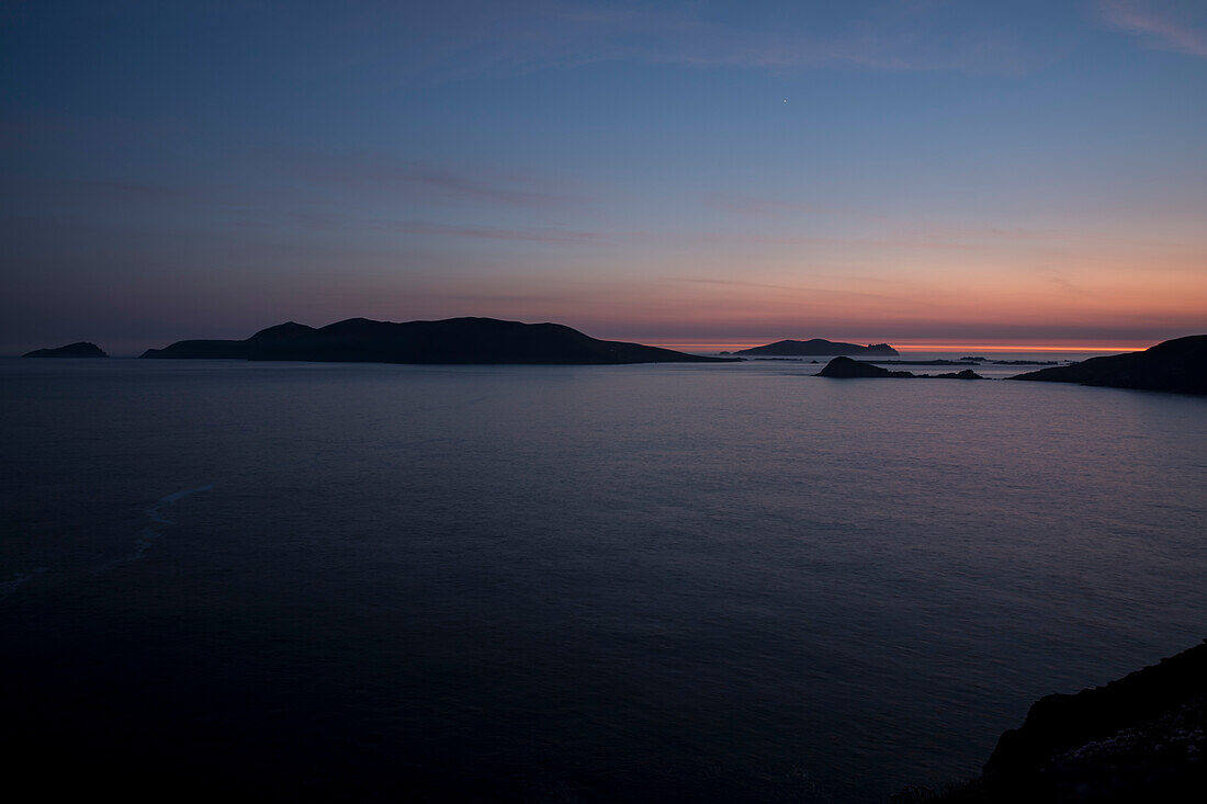 Dämmerung am Slea Head mit Blick zu den Great Blasket Islands, gesehen von einer Wanderung entlang dem Weitwanderweg Dingle Way, Slea Head, Dingle Halbinsel, County Kerry, Irland, Europa