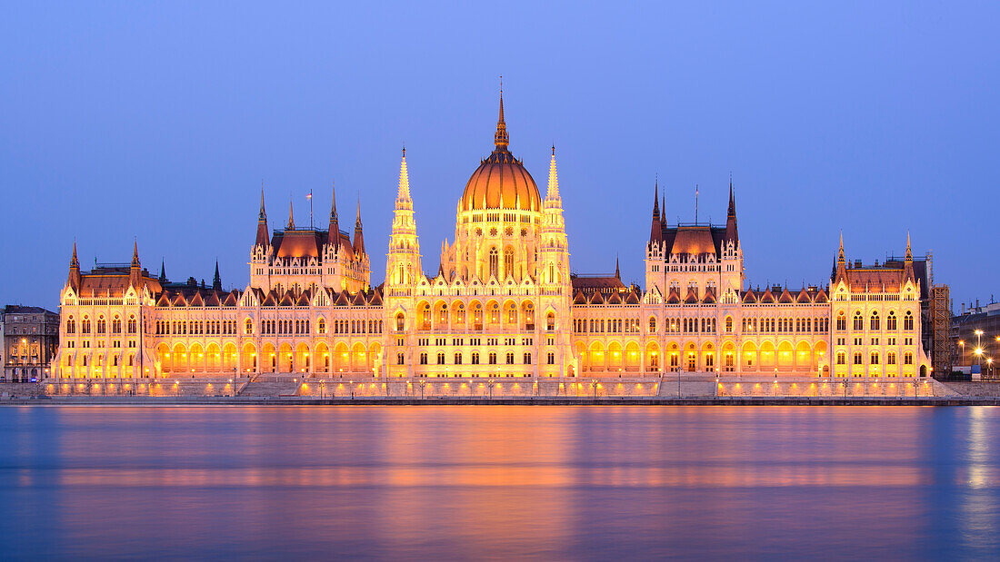 Parlamentsgebäude an der Donau in der Dämmerung, Budapest, Ungarn