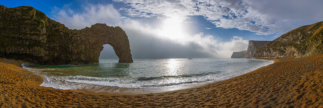 Panoramaaufnahme am Strand vor der Durdle Door, Jurassic Coast, Dorset, England