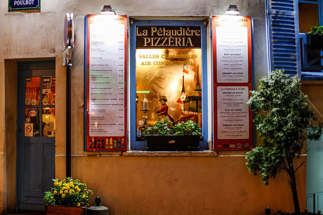 Ein Fenster der Pizzeria La Pétaudière, 7 Rue Norvins, Paris, Frankreich, Europa