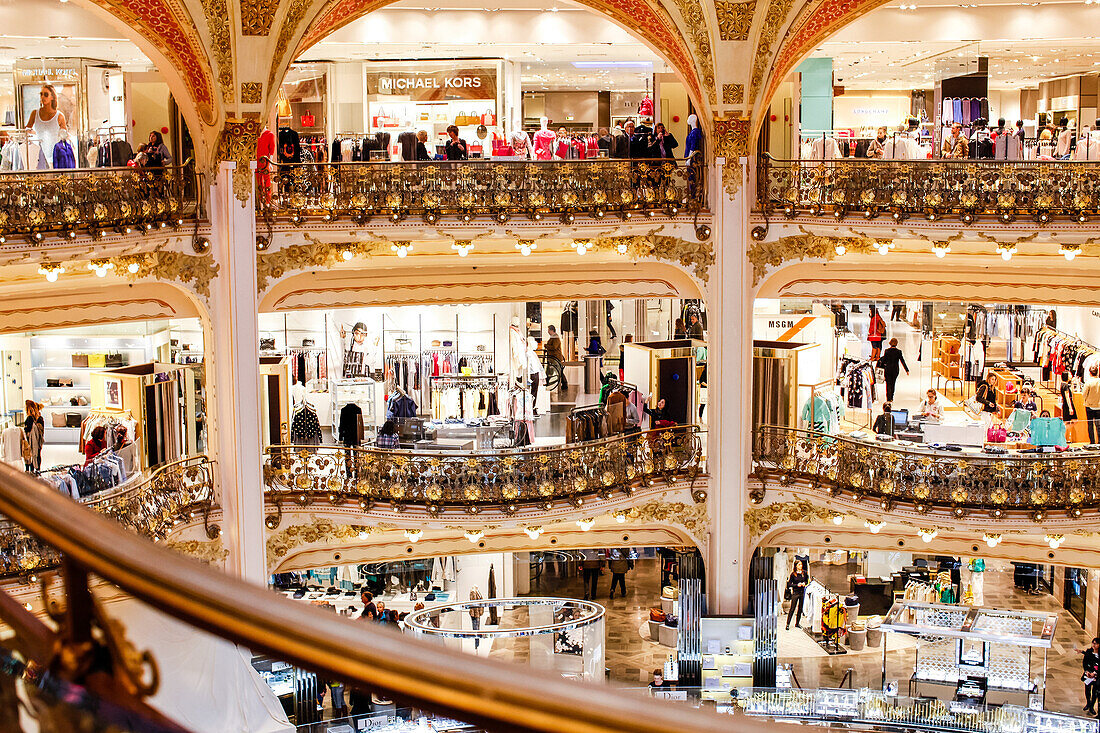 Menschen im Kaufhaus Galeries Lafayette, Paris, Frankreich, Europa