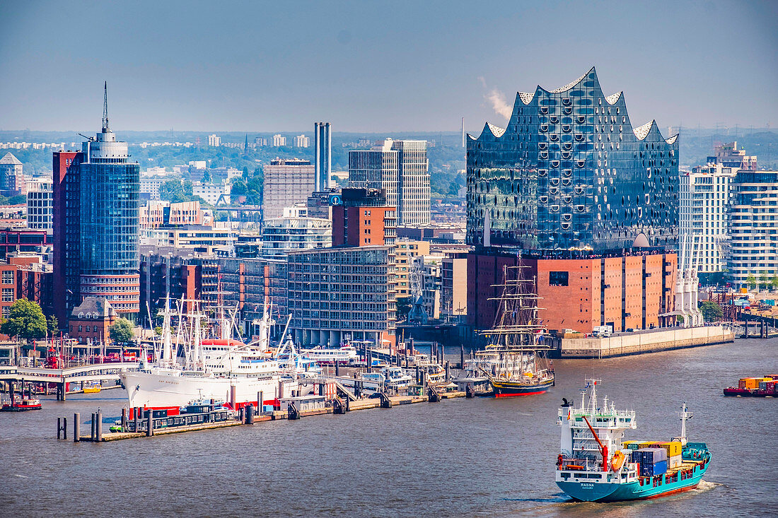 Blick auf die Skyline von Hamburg mit Elbphilharmonie und Sporthafen, Hamburg, Norddeutschland, Deutschland