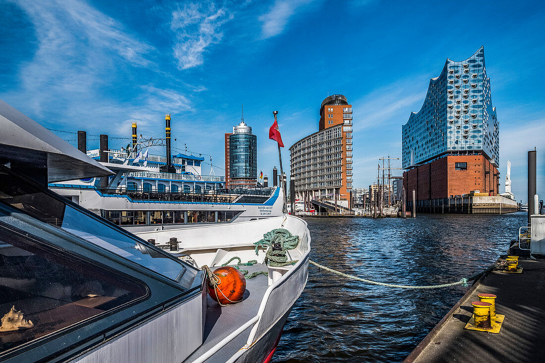 Blick auf die Elbphilharmonie in Hamburg, Norddeutschland, Deutschland