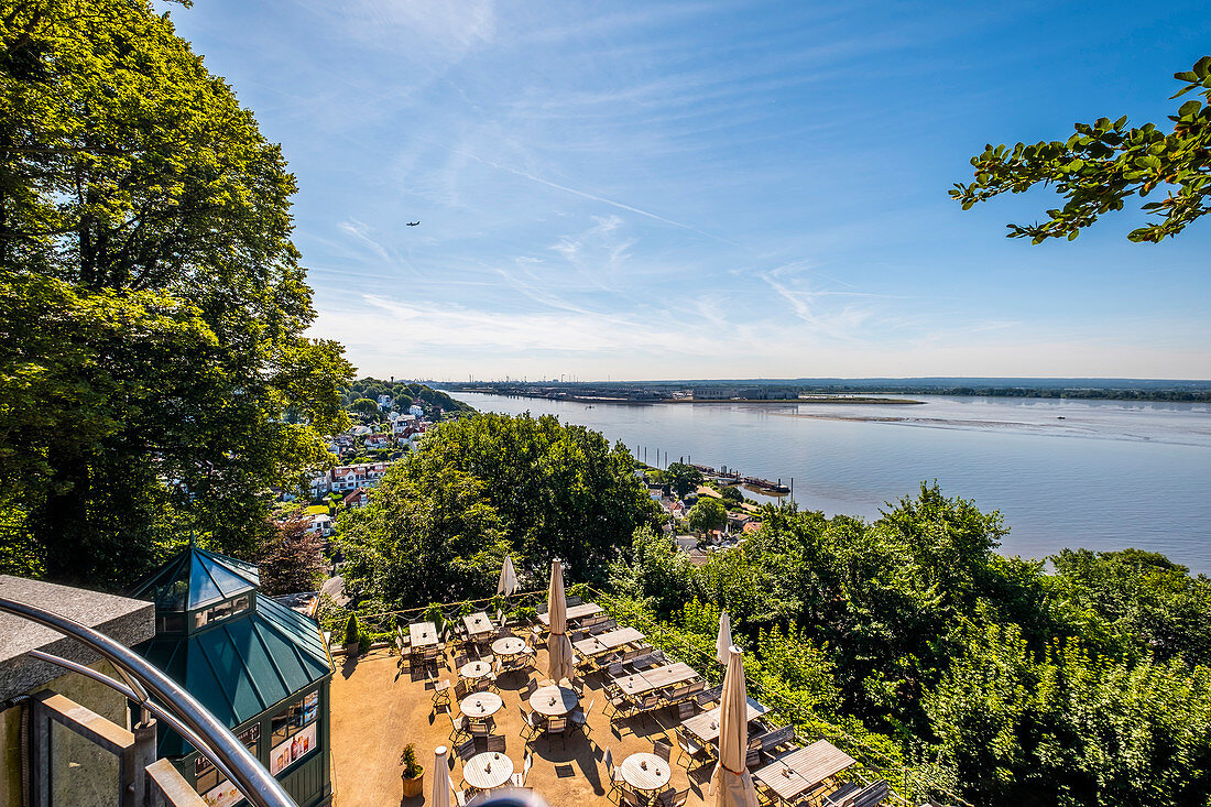 Blick vom Süllberg auf das Treppenviertel von Blankenese und die Elbe in Hamburg, Norddeutschland, Deutschland