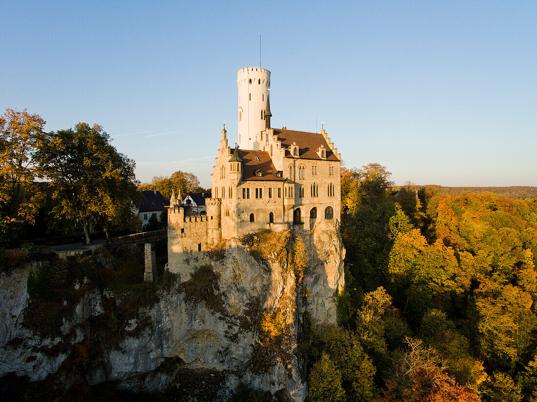 Schloss Lichtenstein, Honau, Biosphärengebiet, Schwäbische Alb, Reutlinger Alb, Baden-Württemberg, Deutschland (Genehmigung für Überflug vorhanden)