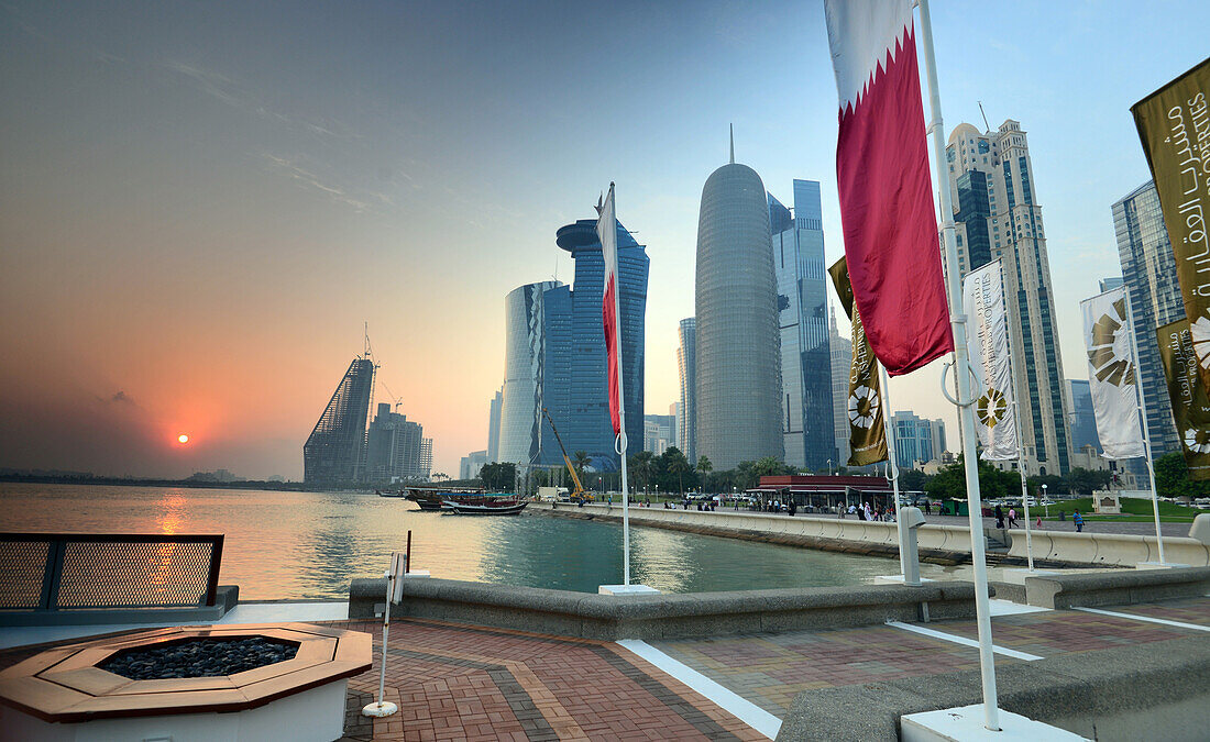 Sonnenuntergang am Hochhausbezirk an der nördlichen Corniche, Doha, Katar