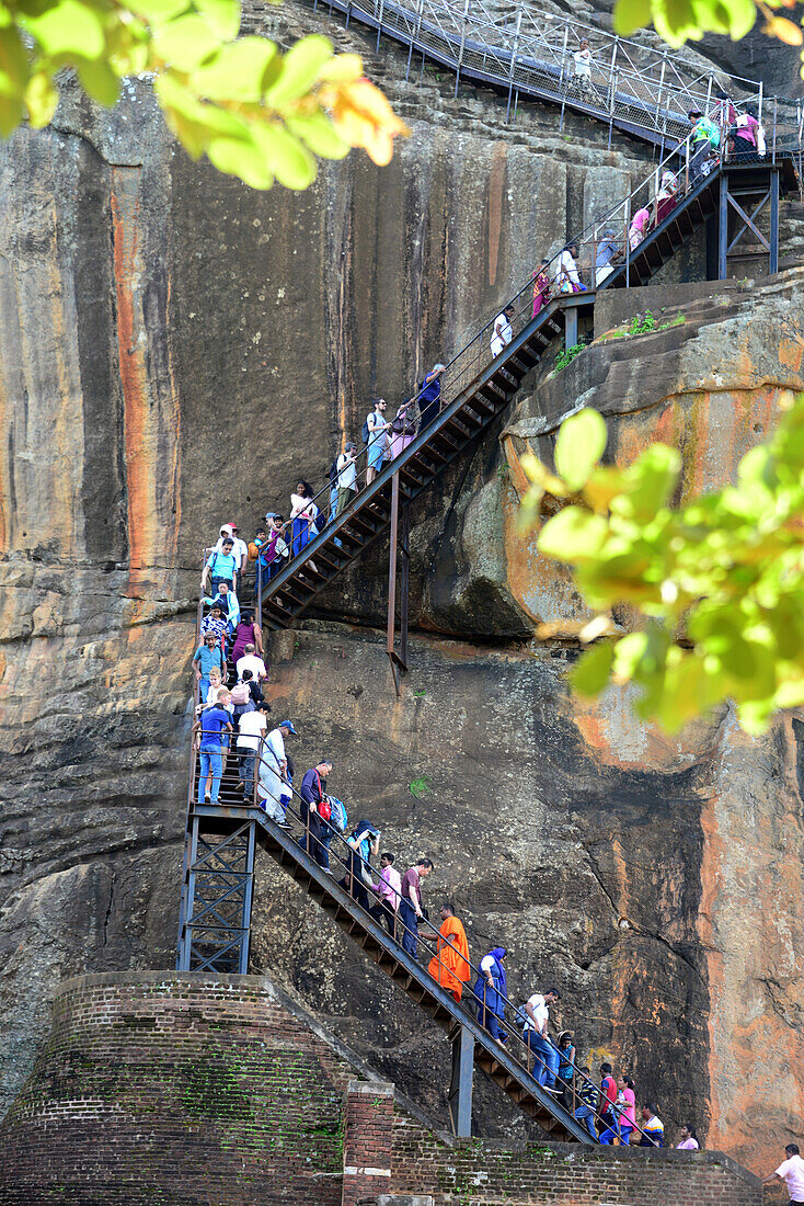 Aufstieg zur Palastanlage auf dem Sigiriya-Felsen, Sigiriya, Sri Lanka