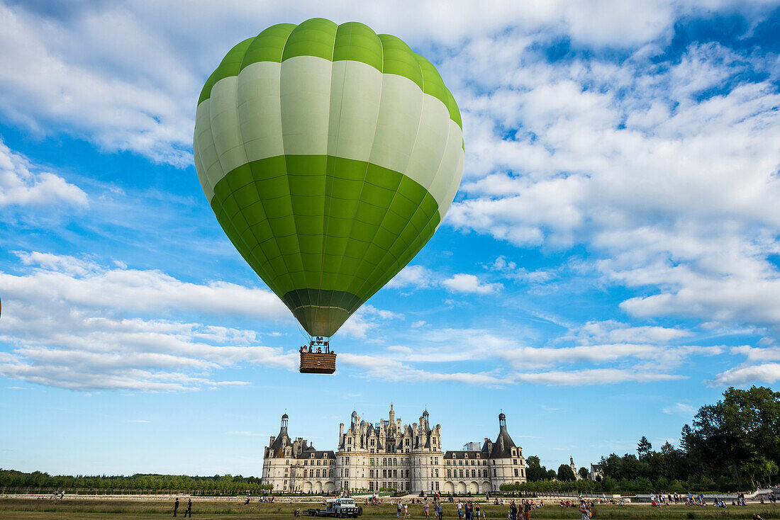 Schloss Chambord und Heißluftballon, Nordfassade, UNESCO-Weltkulturerbe, Chambord, Loire, Department Loire et Cher, Region Centre, Frankreich