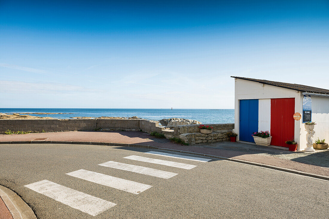 In französischen Nationalfarben angemalte Garage am Meer, Guilvinec, Finistère, Bretagne, Frankreich