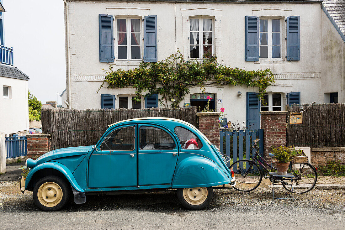 Citroen 2CV, Trégastel, Côte de Granit Rose, Côtes d'Armor, Brittany, France