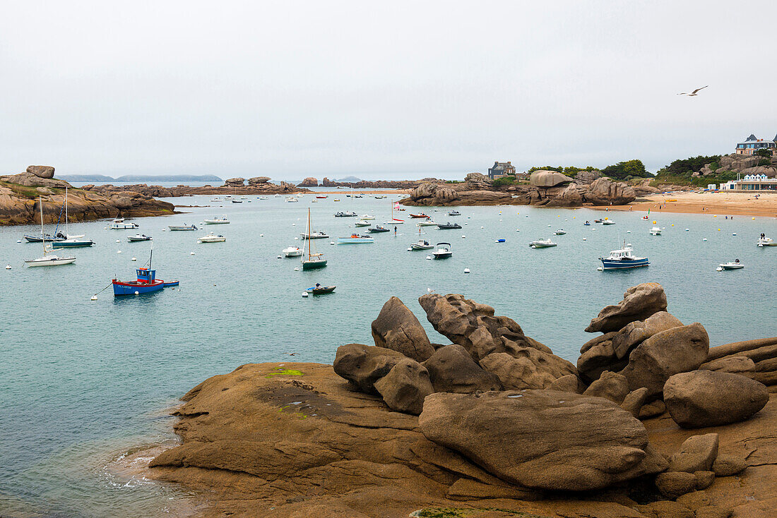 Meer und Granitfelsen, Trégastel, Côte de Granit Rose, Côtes d’Armor, Bretagne, Frankreich