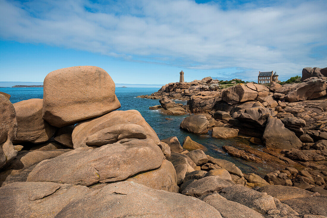 Maison Gustave Eiffel mit Leuchtturm und Granitfelsen, Phare de Ploumanac'h oder Phare de Mean Ruz, Ploumanach, Côte de Granit Rose, Côtes d’Armor, Bretagne, Frankreich