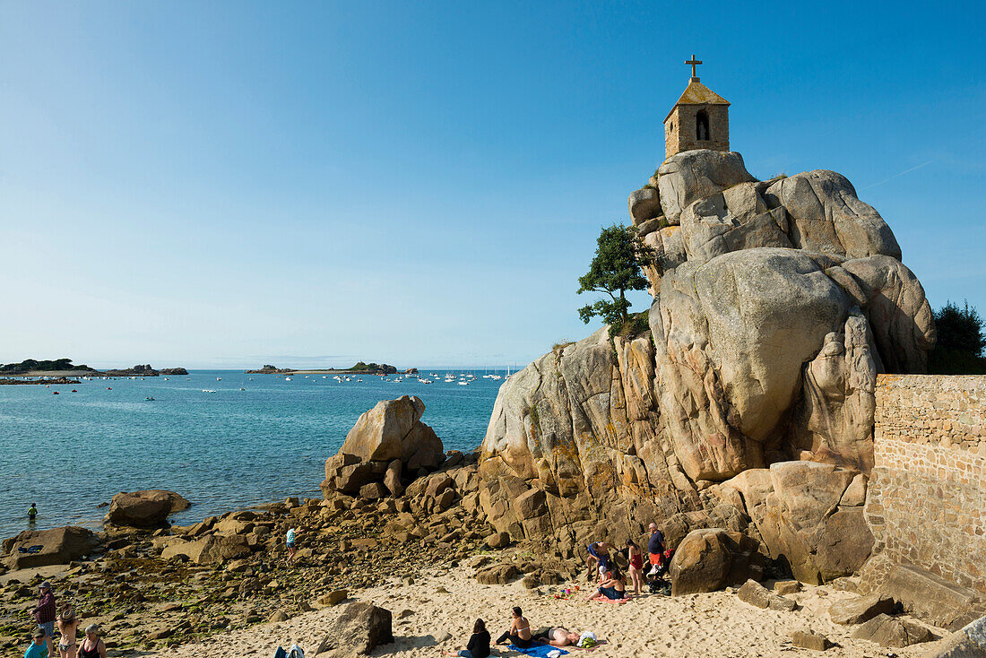 Strand und Kapelle auf Felsen, Port Blanc, Côte de Granit Rose, Cotes d'Armor, Bretagne, Frankreich