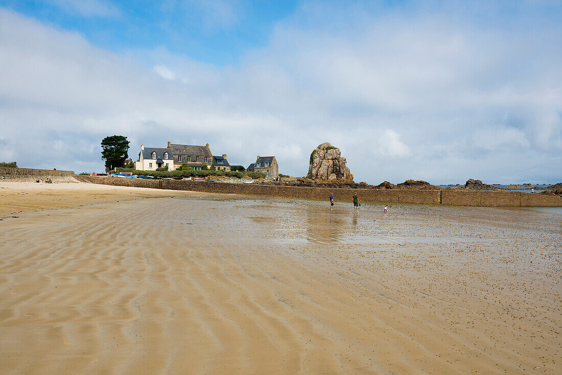 Sandstrand mit Ferienhäusern und Granitfelsen, La Gouffre, Plougrescant, Côte de Granit Rose, Cotes d'Armor, Bretagne, Frankreich