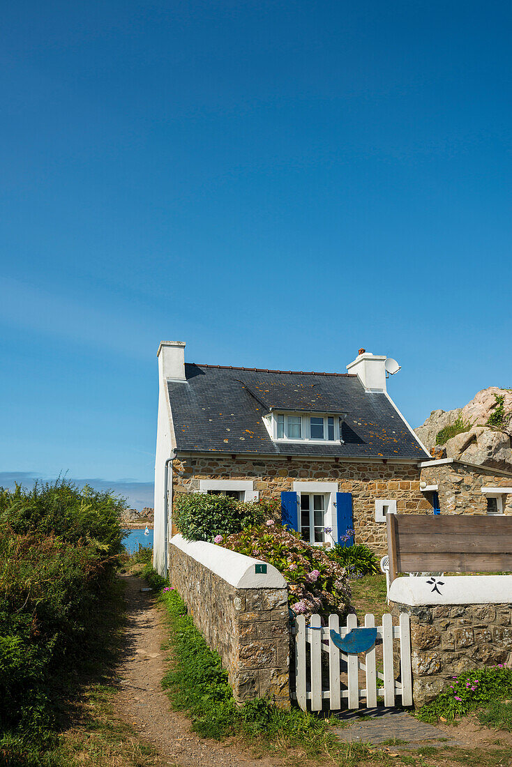 House by the sea, La Gouffre, Plougrescant, Côte de Granit Rose, Cotes d'Armor, Brittany, France