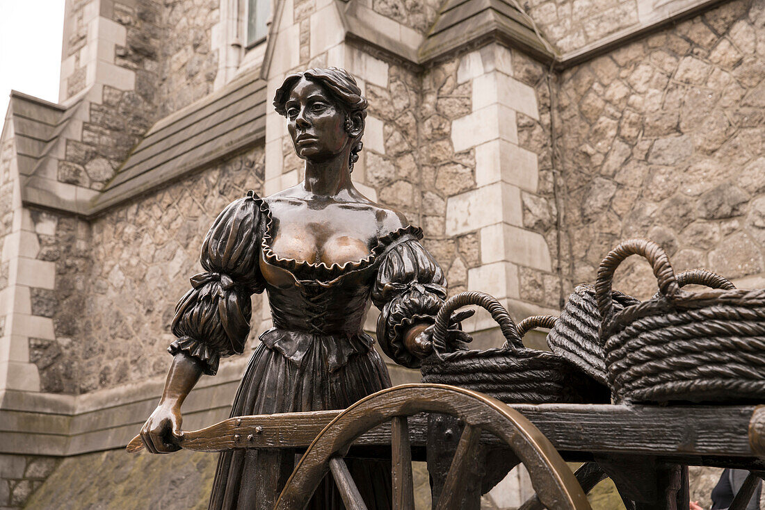 Statue of famous fish trader and prostitute Molly Malone in front of Trinity College in Dublin, at the corner of Grafton Street and Suffolk Street, Dublin, County Dublin, Ireland, Europe