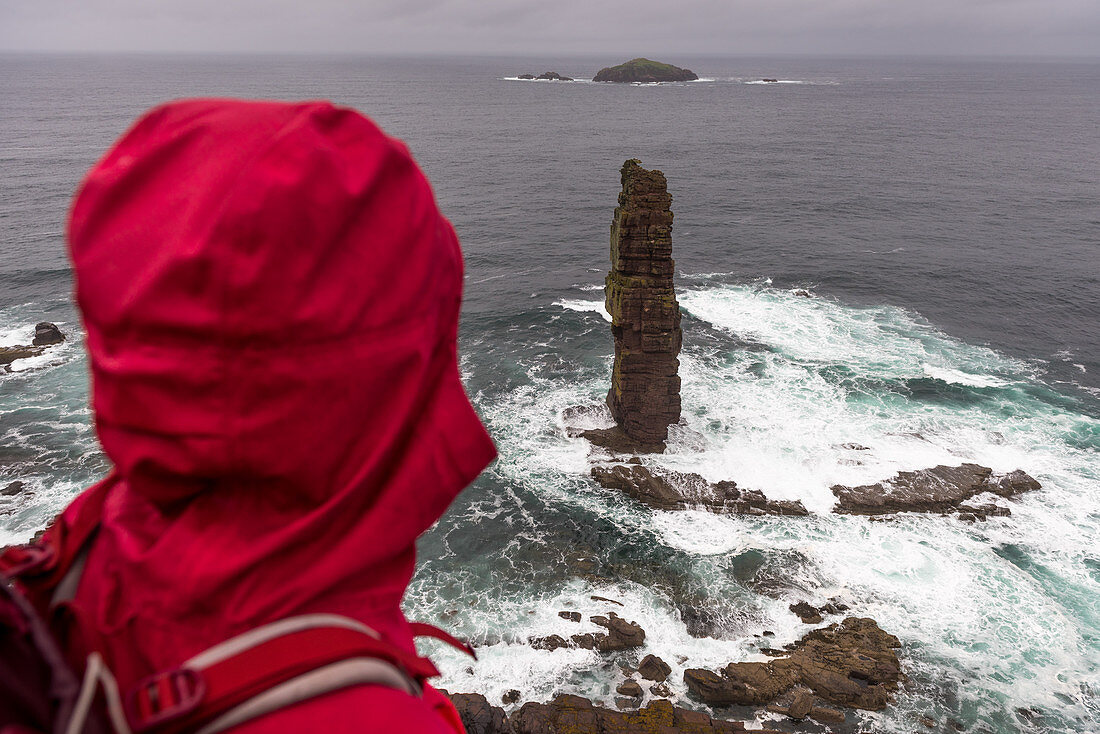 Ein Wanderin blickt auf den Am Buachaille, Sandwood Bay, Highlands, Schottland, Großbritannien