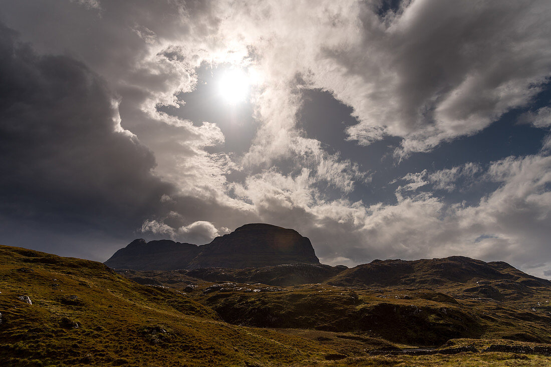 Wolken über dem Suilven, Inverpolly Nature Reserve, Highlands, Schottland, Großbritannien