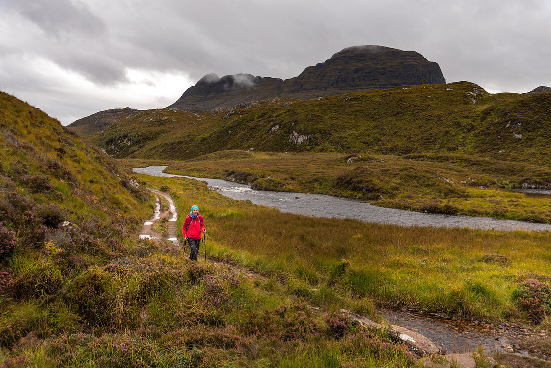 Eine Wanderin auf dem Weg zum Suilven, Inverpolly Nature Reserve, Highlands, Schottland, Großbritannien