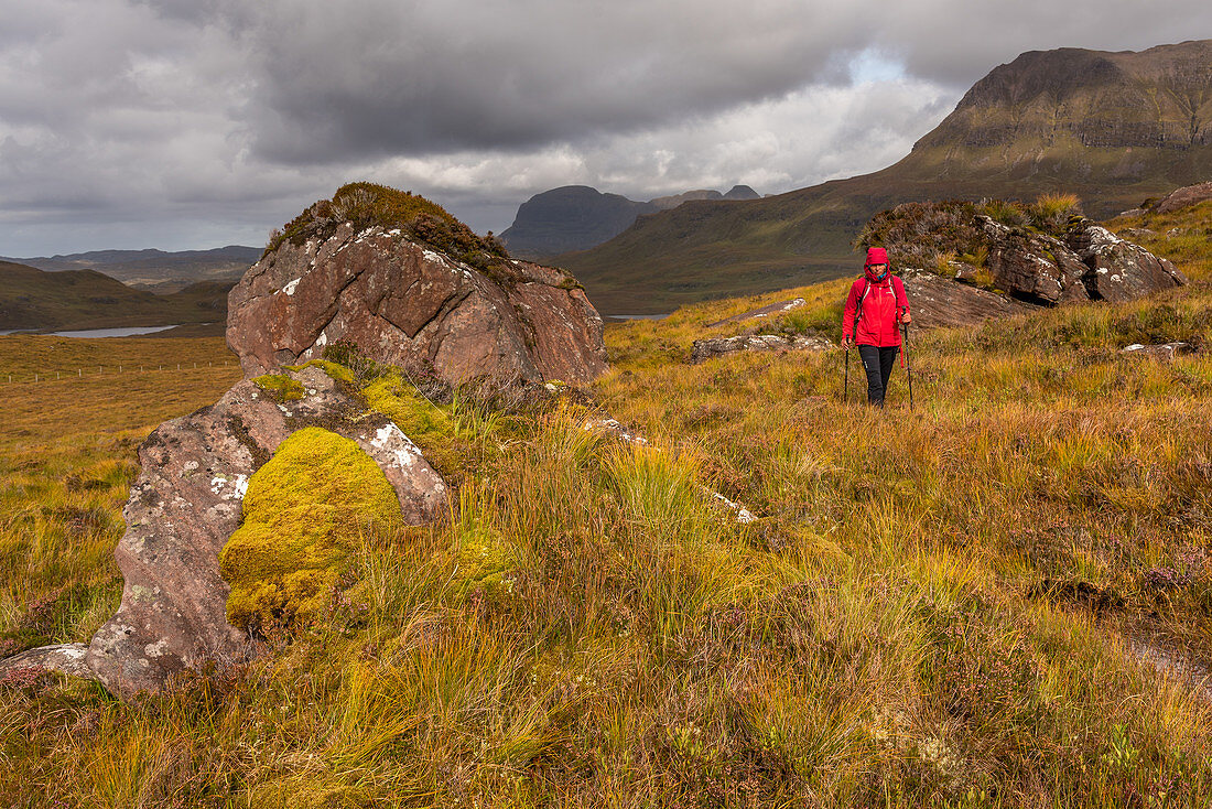 Eine Wanderin am Cul Beag, Inverpolly Nature Reserve, Highlands, Schottland, Großbritannien