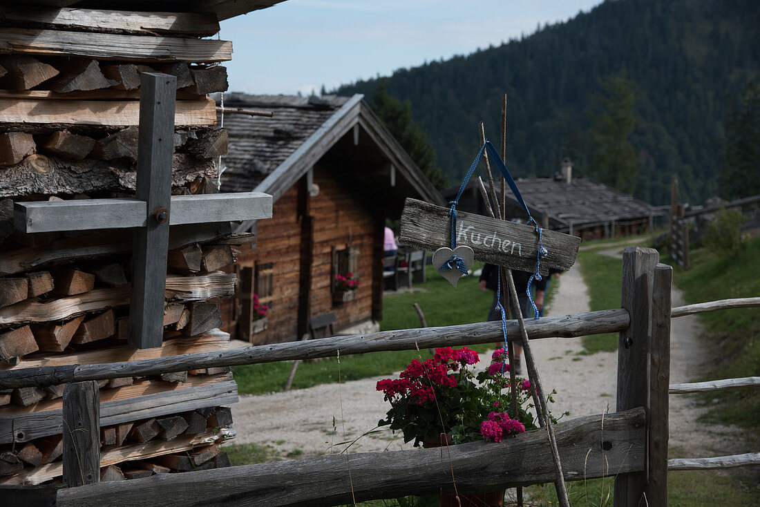 Holzschild mit Hinweis auf Kuchen, Stubenalm, Berchtesgadener Alpen, Berchtesgaden, Deutschland